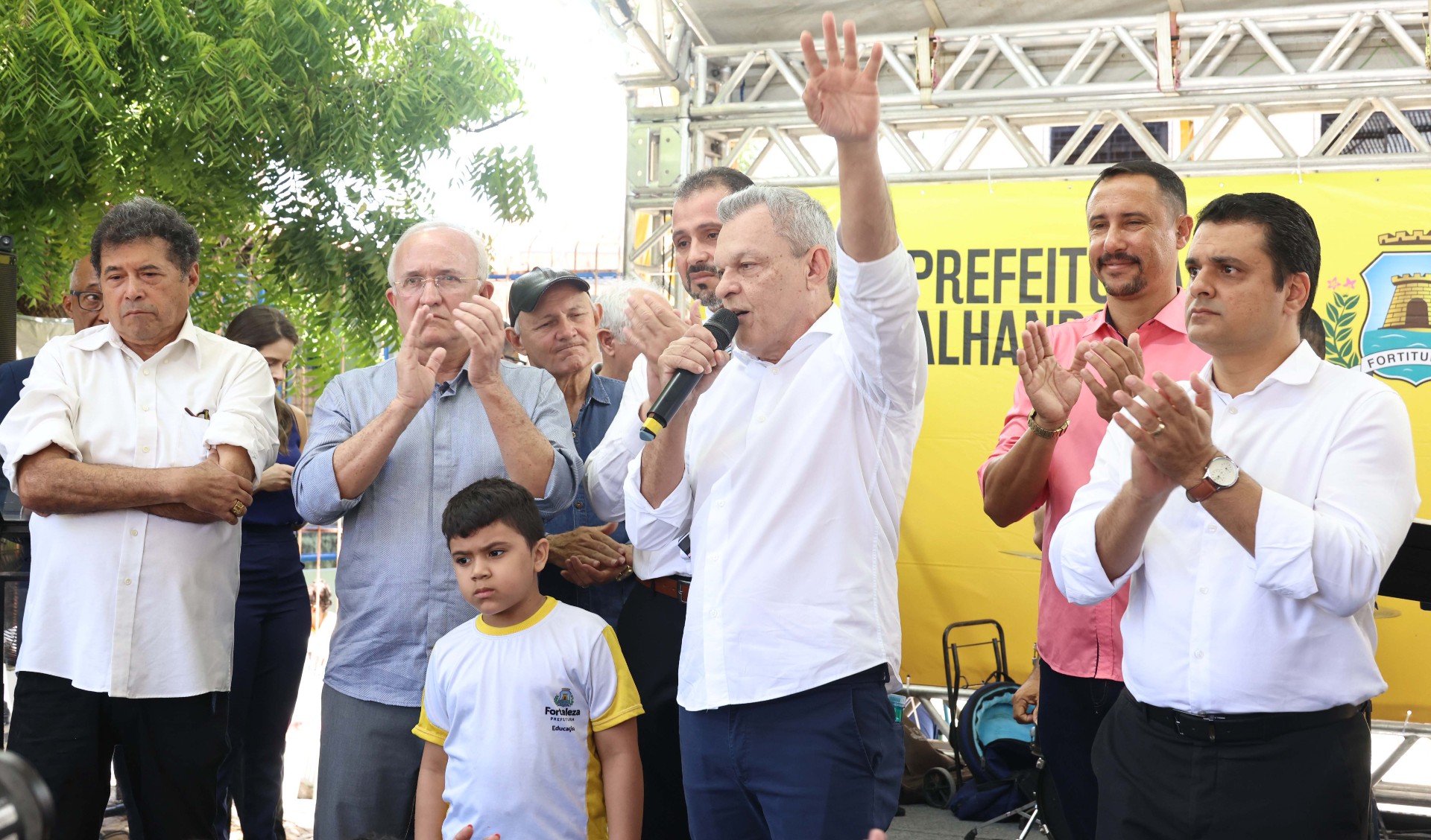 grupo de pessoas num palco